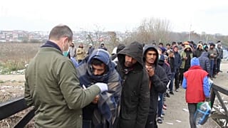 Bosna Hersek'te sıkışıp kalan sığınmacılar soğuk havada yaşam mücadelesi veriyor