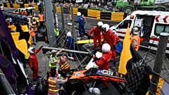 Video | Formula 3'te inanılmaz kaza: 275 km hızla bariyerlerden uçtu