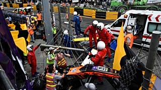 Video | Formula 3'te inanılmaz kaza: 275 km hızla bariyerlerden uçtu