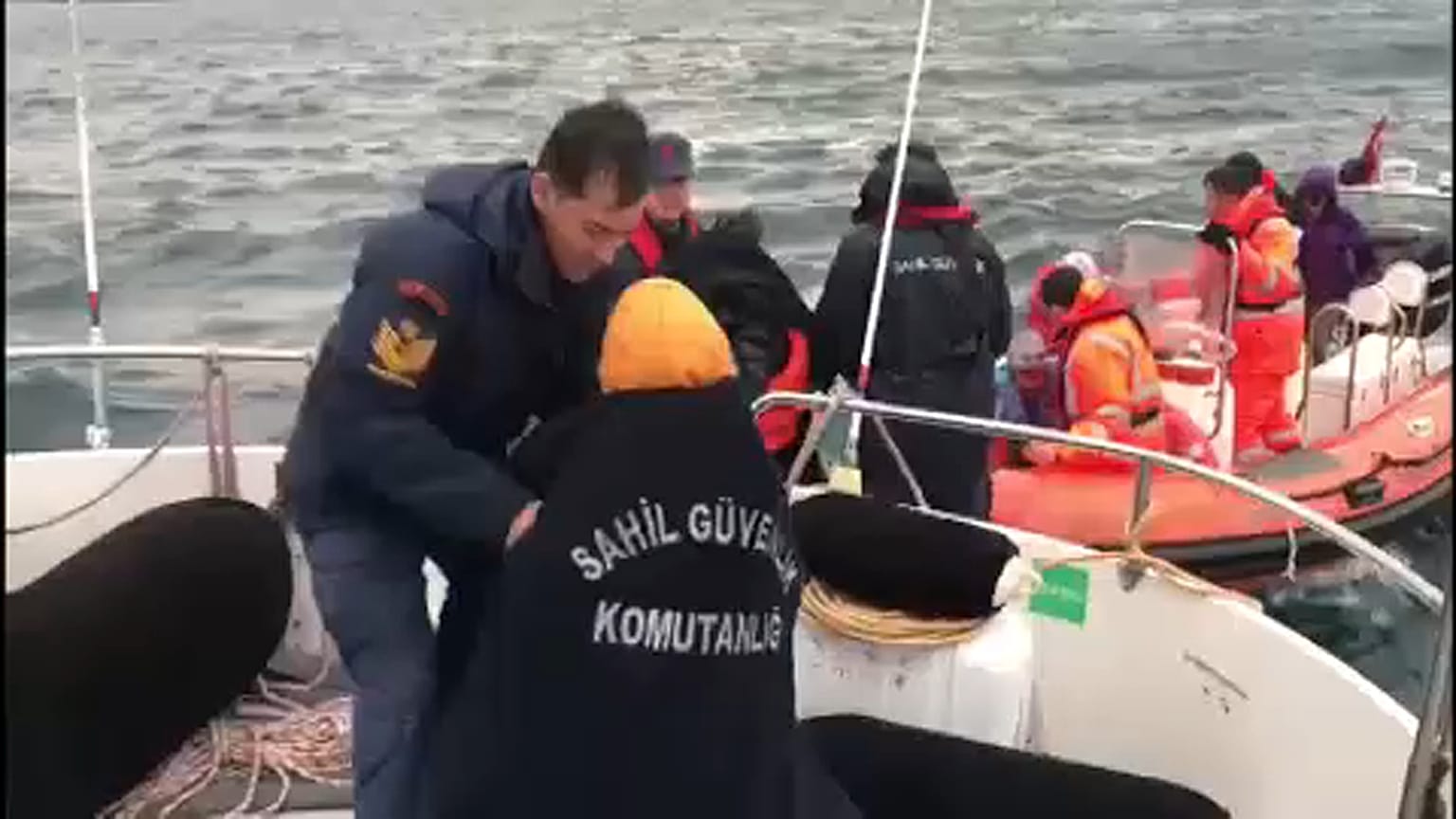 Egy szigeten rekedt embereket mentett meg a török partiőrség
