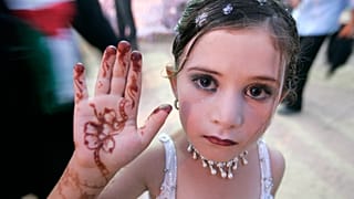 عکس تزئینی/دختر بچه فلسطینی آماده شرکت در جشن ازدواج ۴۵ زوج می‌شود