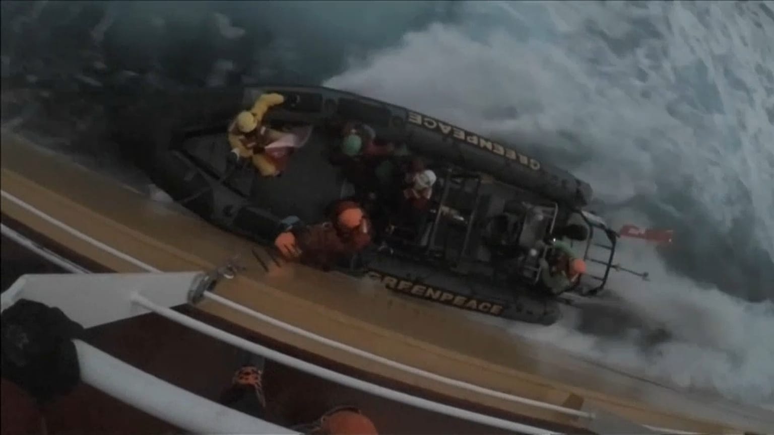 Greenpeace aborda un barco con aceite de palma