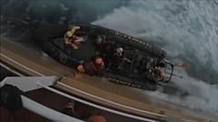 Greenpeace aborda un barco con aceite de palma