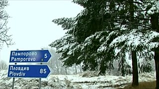 Straßenschilder nach Pamporovo und Plovdiv vor verschneiten Bäumen