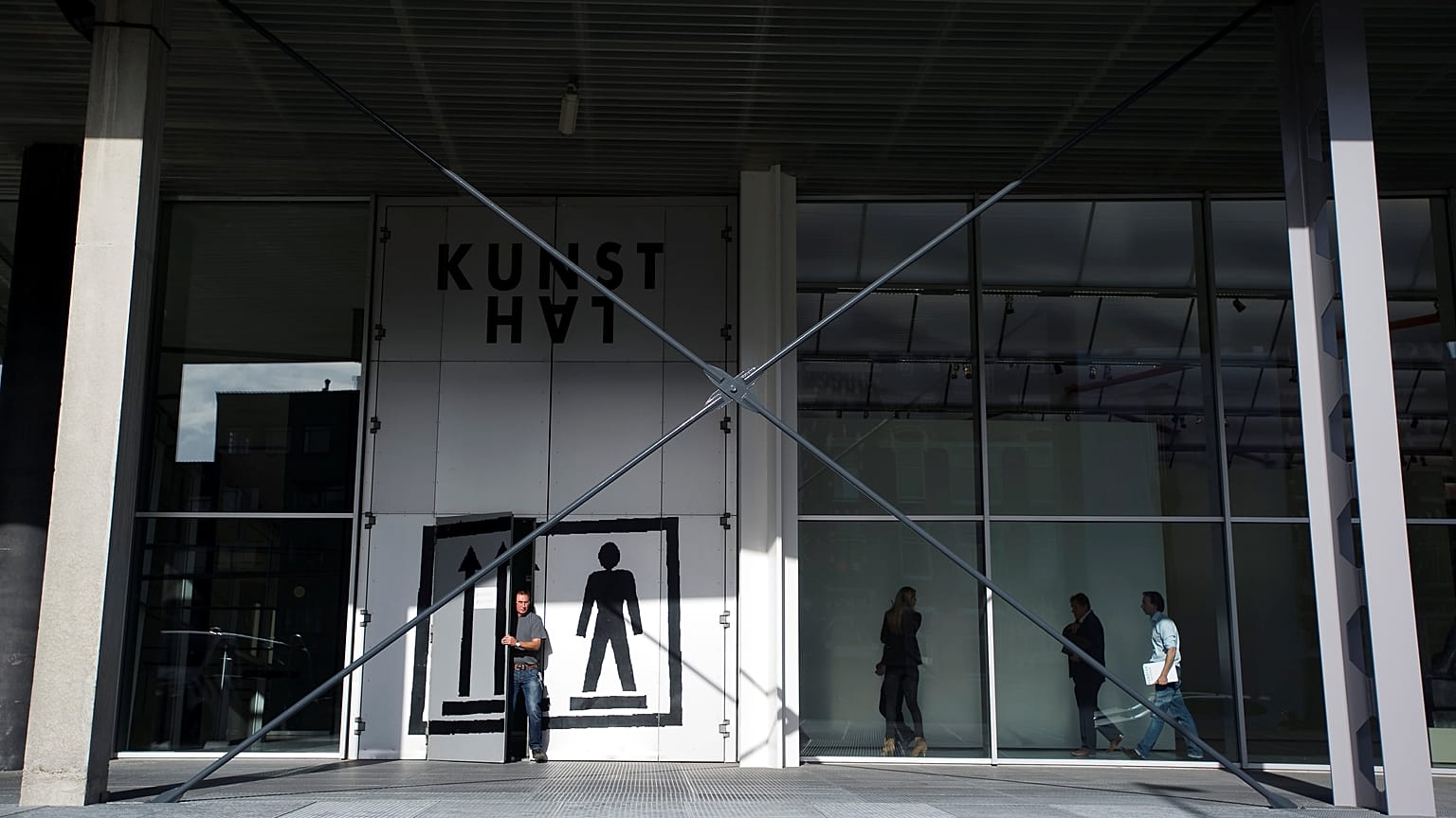 Ağaç altında bulunan Picasso'nun çalıntı tablosu tiyatrocuların şakası çıktı