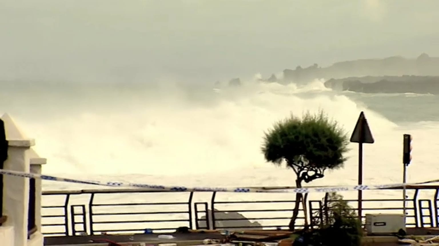 Olas de hasta 6 metros que alcanzaron los balcones en Tenerife