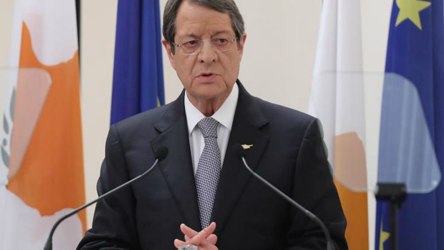 Επιταγή για ενίσχυση πυρόπληκτων στο Μάτι παρέλαβε ο Κύπριος πρόεδρος