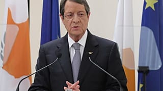 Επιταγή για ενίσχυση πυρόπληκτων στο Μάτι παρέλαβε ο Κύπριος πρόεδρος