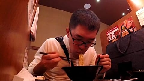 'Yalnızlık paylaşılmaz' yemekte bile: New York'ta bir yalnızlık restoranı