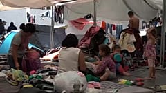 Göçmen kervanı sınıra dayandı: ABD'den portatif tel örgülü önlem