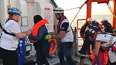 Полиция поднялась на борт "Аквариуса" 