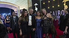 شاهد: تألق النجوم على السجادة الحمراء في افتتاح مهرجان القاهرة السينمائي 
