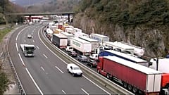 Miles de camiones españoles atrapados por las protestas en Francia