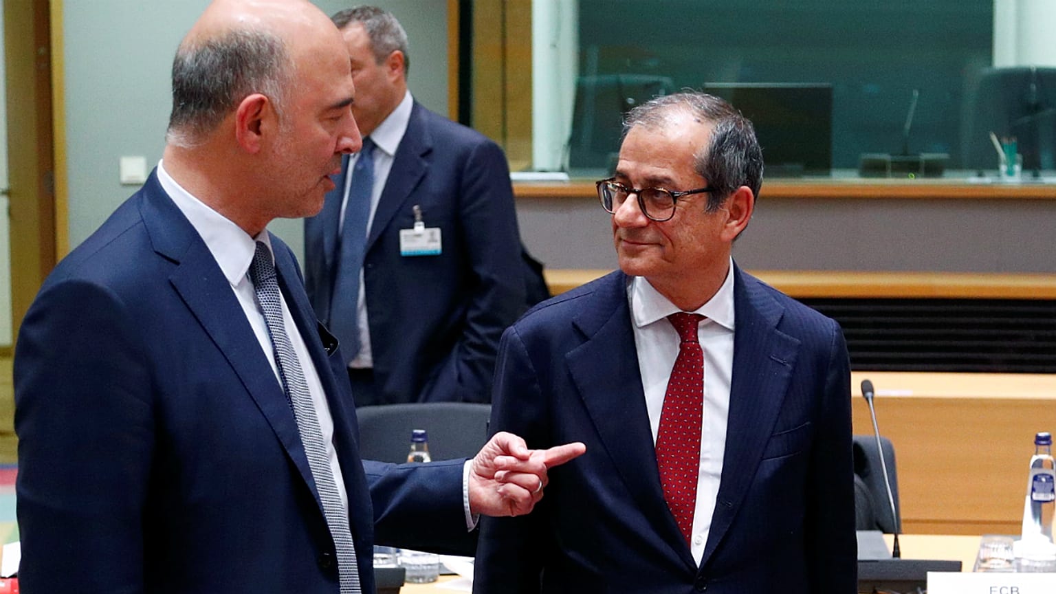O comissário europeu Pierre Moscovici com o ministro Giovanni Tria