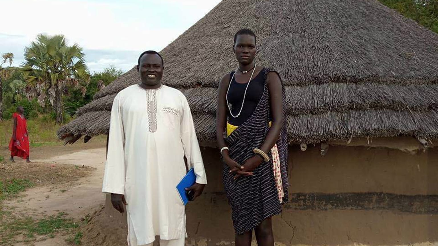 نيالونغ نغونغ دنغ تقف إلى جوار زوجهاكوك ألات في صورة من الفيسبوك