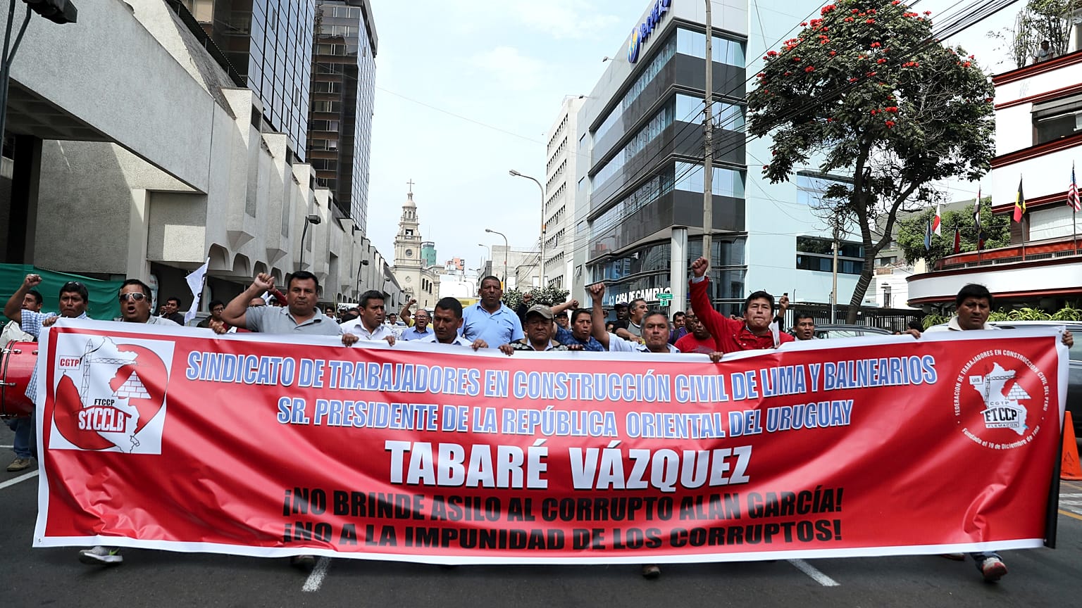 Sindicatos peruanos piden a Uruguay que entregue a Alan García para que sea juzgado por corrupción
