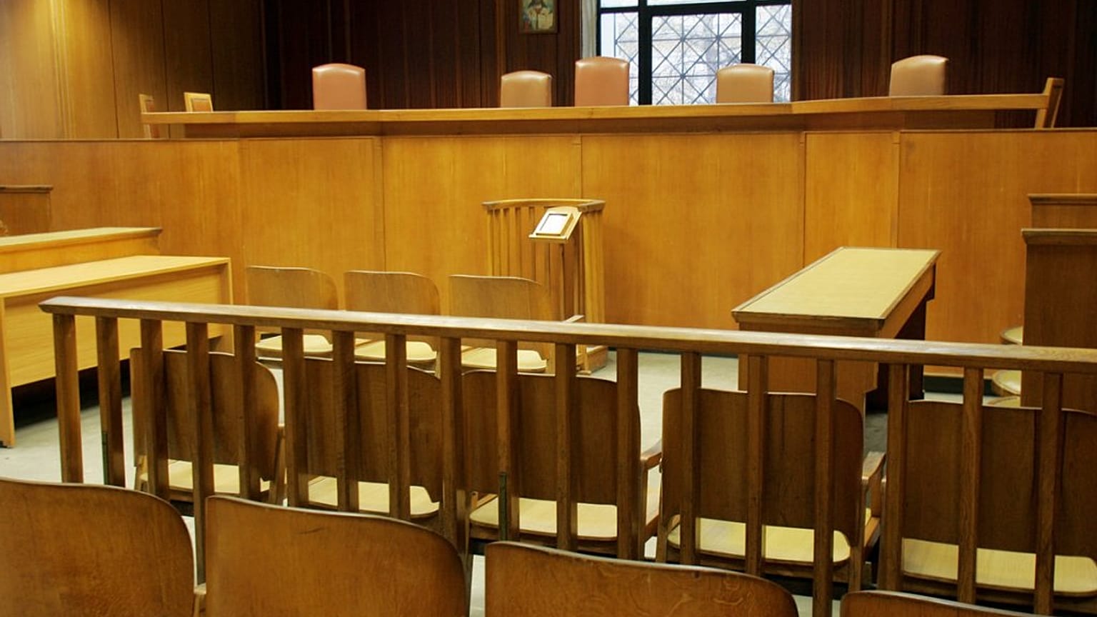 Δέκα χρόνια φυλακή σε καθαρίστρια για... απολυτήριο δημοτικού