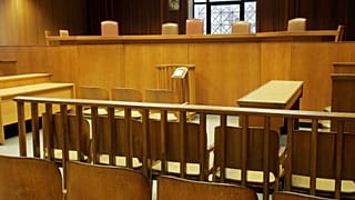 Δέκα χρόνια φυλακή σε καθαρίστρια για... απολυτήριο δημοτικού
