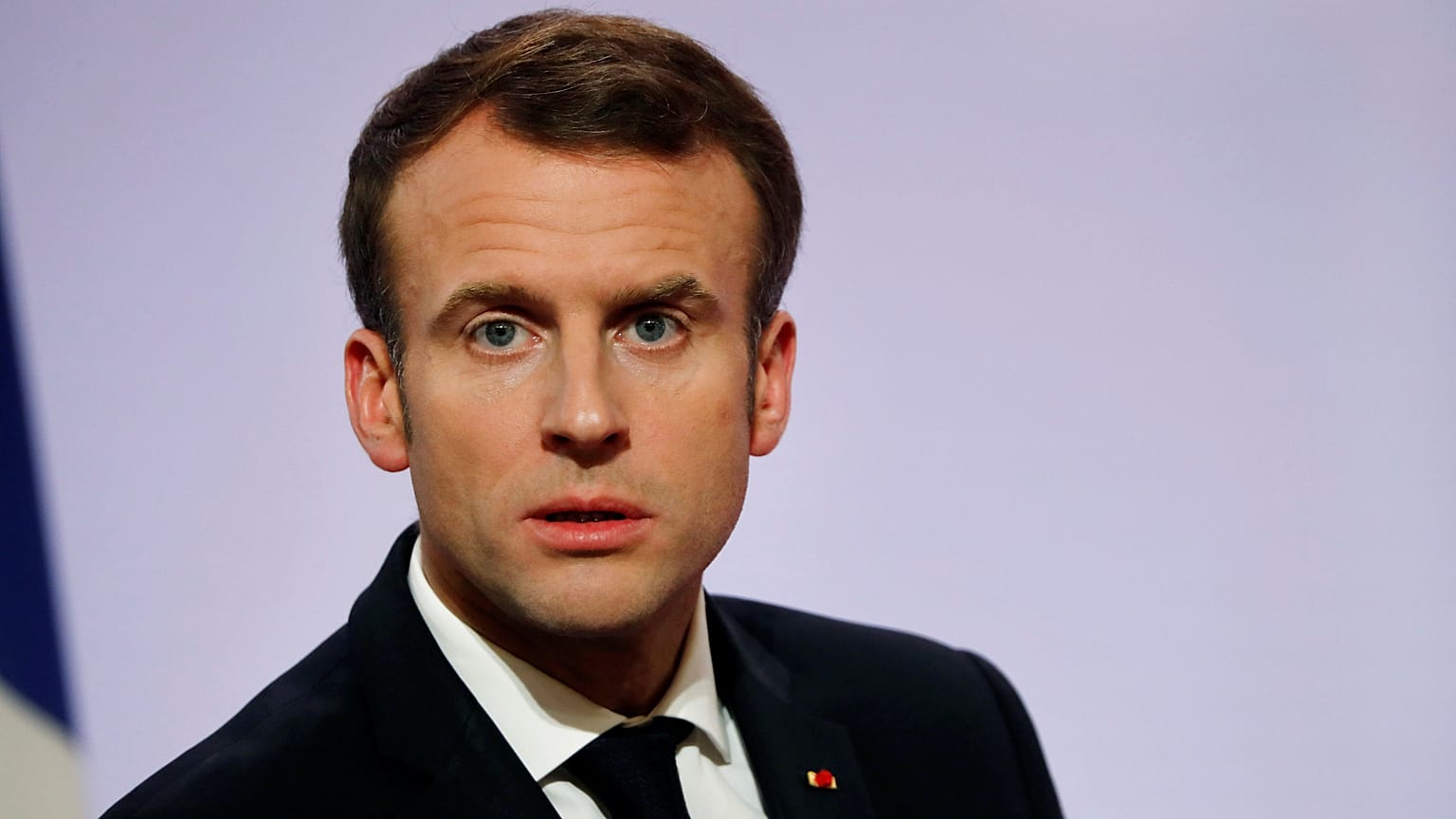 "Gilets jaunes" : l'Etat français sera intraitable, dit Macron 