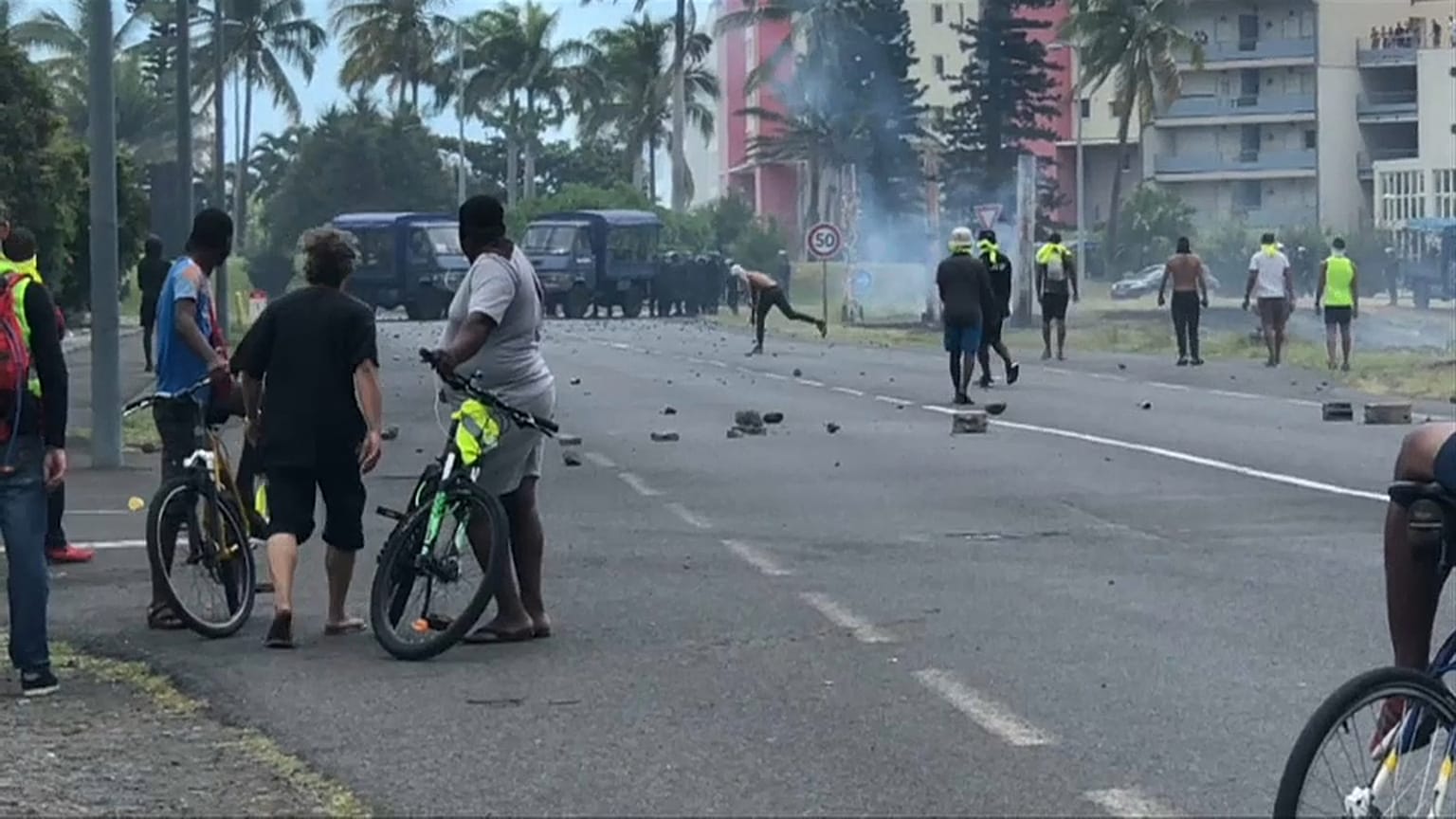 Chalecos amarillos: la violencia paraliza la isla de la Reunión 