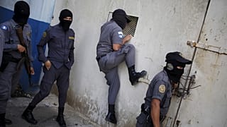 حراس أحد السجون في مدينة غواتيمالا