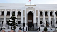 تونسيون يقفون خارج قصر العدالة المغلق بسبب الإضراب الشامل