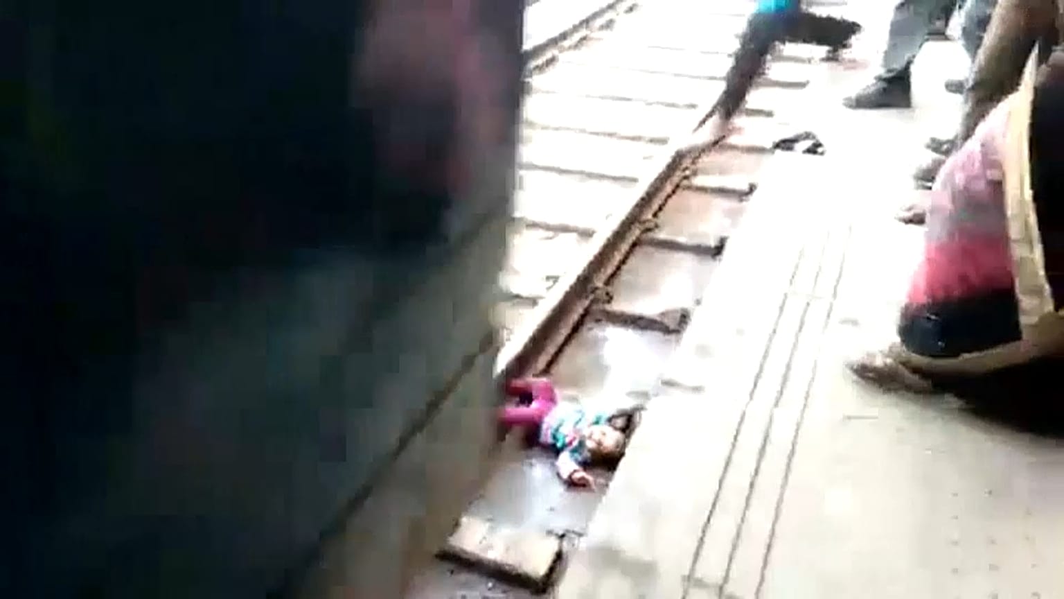 Hindistan'da üzerinden tren geçen bebek yara almadan kurtuldu