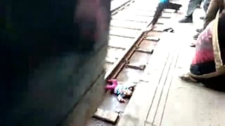 Hindistan'da üzerinden tren geçen bebek yara almadan kurtuldu