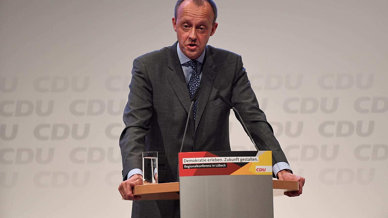 Applaus nur von der AfD: Rudert Merz beim Recht auf Asyl zurück?
