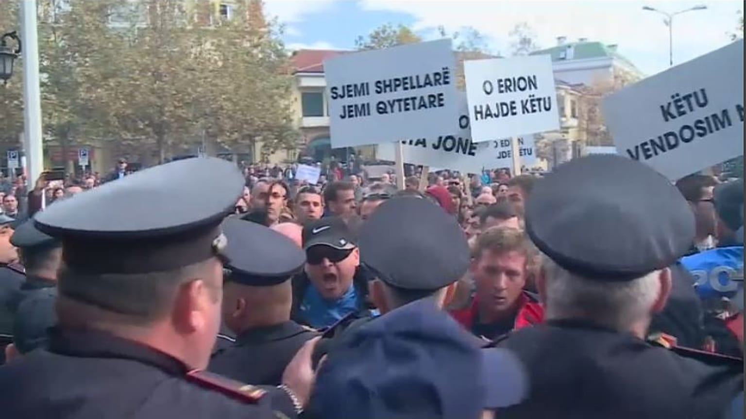 Албанцы штурмовали парламент