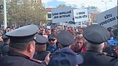 Albanien: Protest vor Parlament