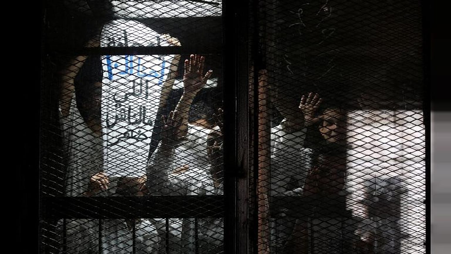 احتجاز نجلة قيادي إخواني وخمسة آخرين في مصر
