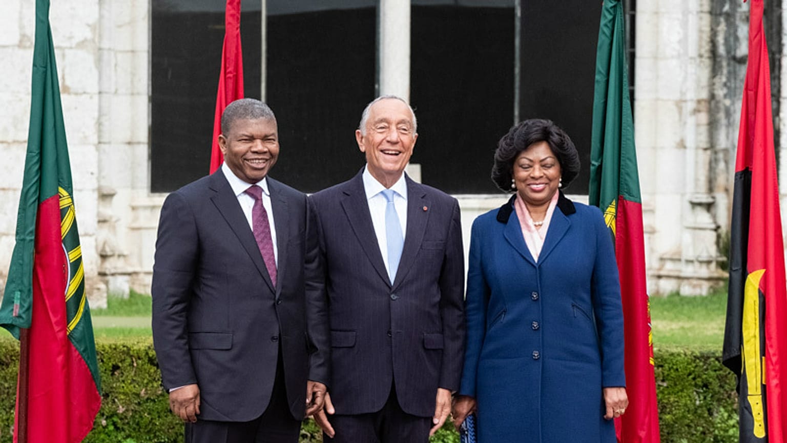 Marcelo Rebelo de Sousa ladeado por João e Ana Dias Lourenço