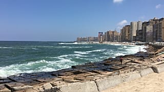تجار مخدرات مصريون ينتحلون صفة أطباء معالجين.. لإدمان المخدرات