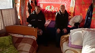 Hajléktalanok lerobbant buszokban