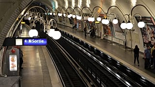In der Metro geborenes Baby darf 25 Jahre gratis fahren