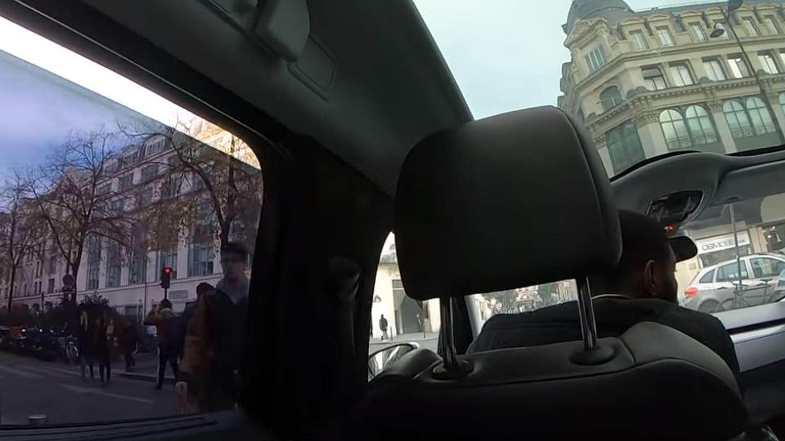 Paris con artist who charged €247 for a taxi ride is jailed