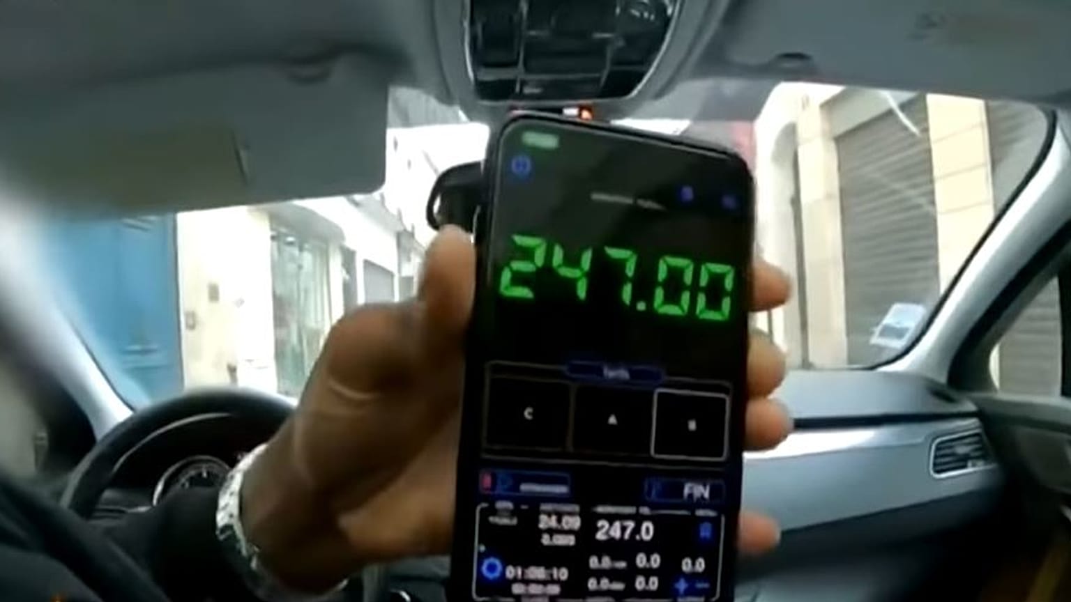 سائحان تايلانديان يوقعان بسائق أجرة مزيف احتال عليهما في باريس
