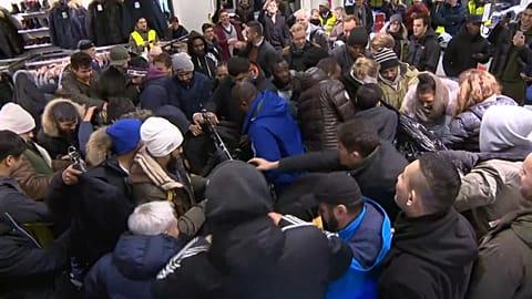 Norveç'te Black Friday çılgınlığı: Sabahın beşinde mağazaya akın ettiler