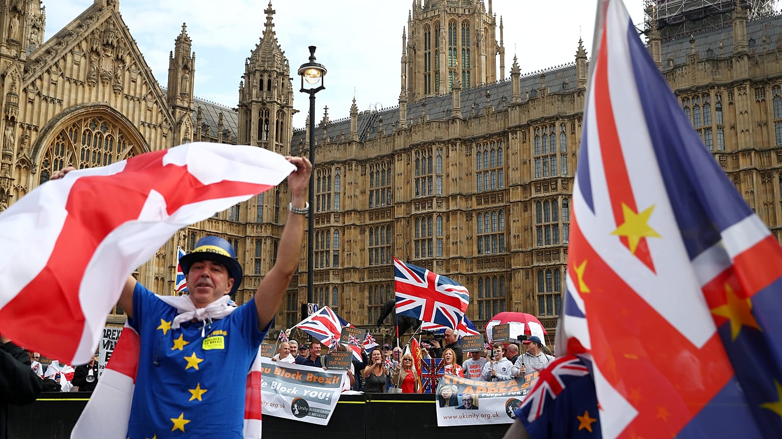 brexitpárti és brexitellenző demonstrálók a londoni parlament előtt