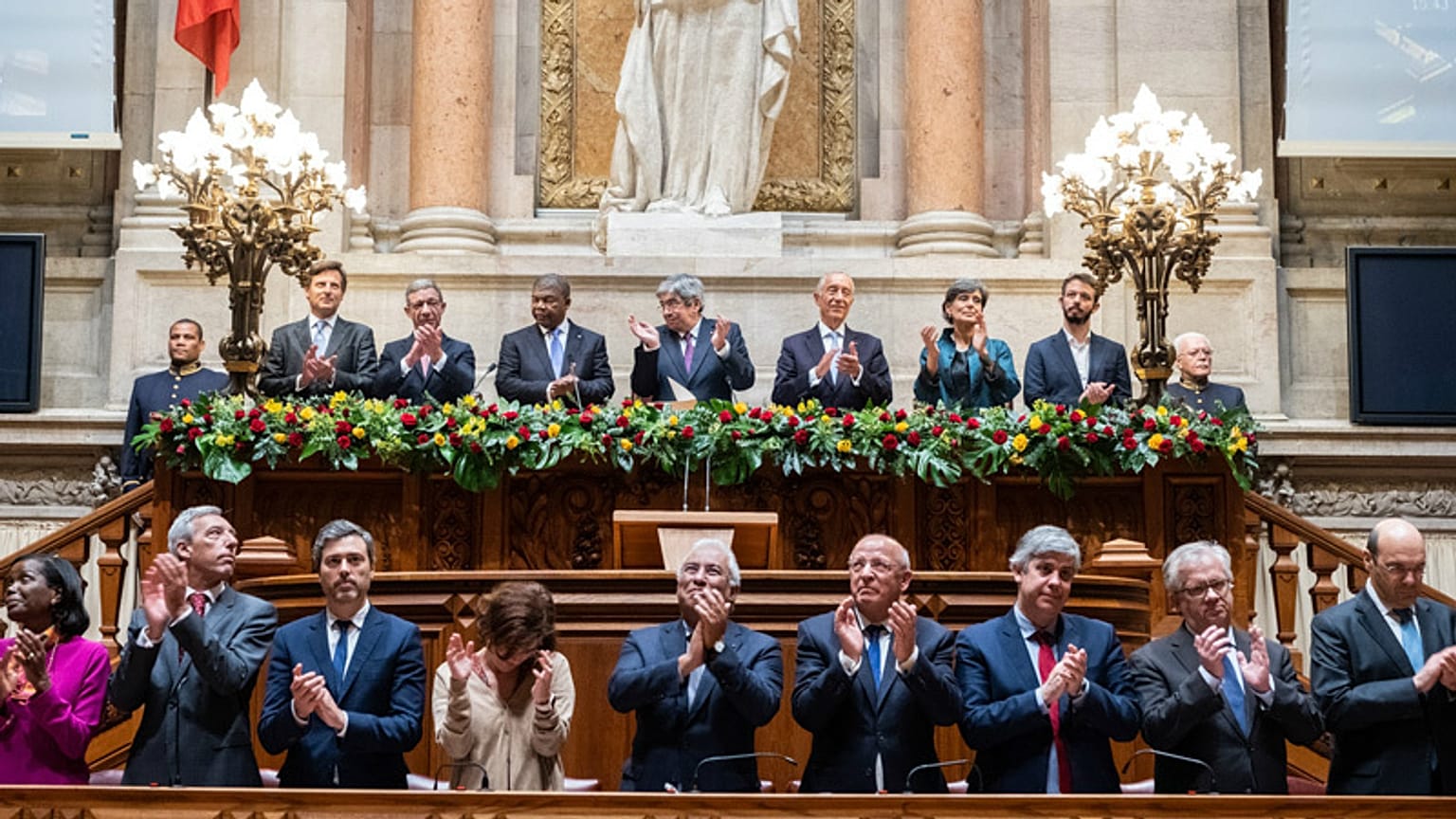 O Presidente de Angola aplaudido na Assembleia da República Portuguesa