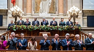 O Presidente de Angola aplaudido na Assembleia da República Portuguesa