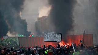 "السترات الصفراء" يتحدون ماكرون ويشتبكون مع الشرطة في جادة الشانزلزيه
