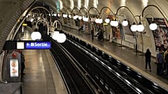 Mother gives birth to baby boy on Paris metro