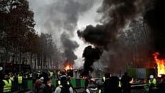 Protesters wearing yellow vests