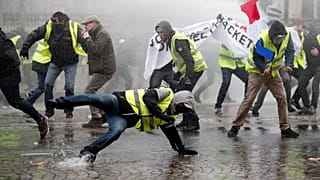 Csatatérré változott a párizsi Champs Elysées sugárút 
