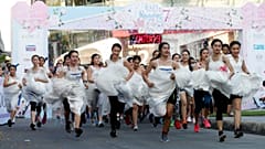 A "Corrida das Noivas" voltou a animar as ruas de Banguecoque