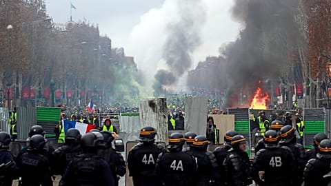 El gobierno francés responsabiliza a Le Pen de la violencia en París