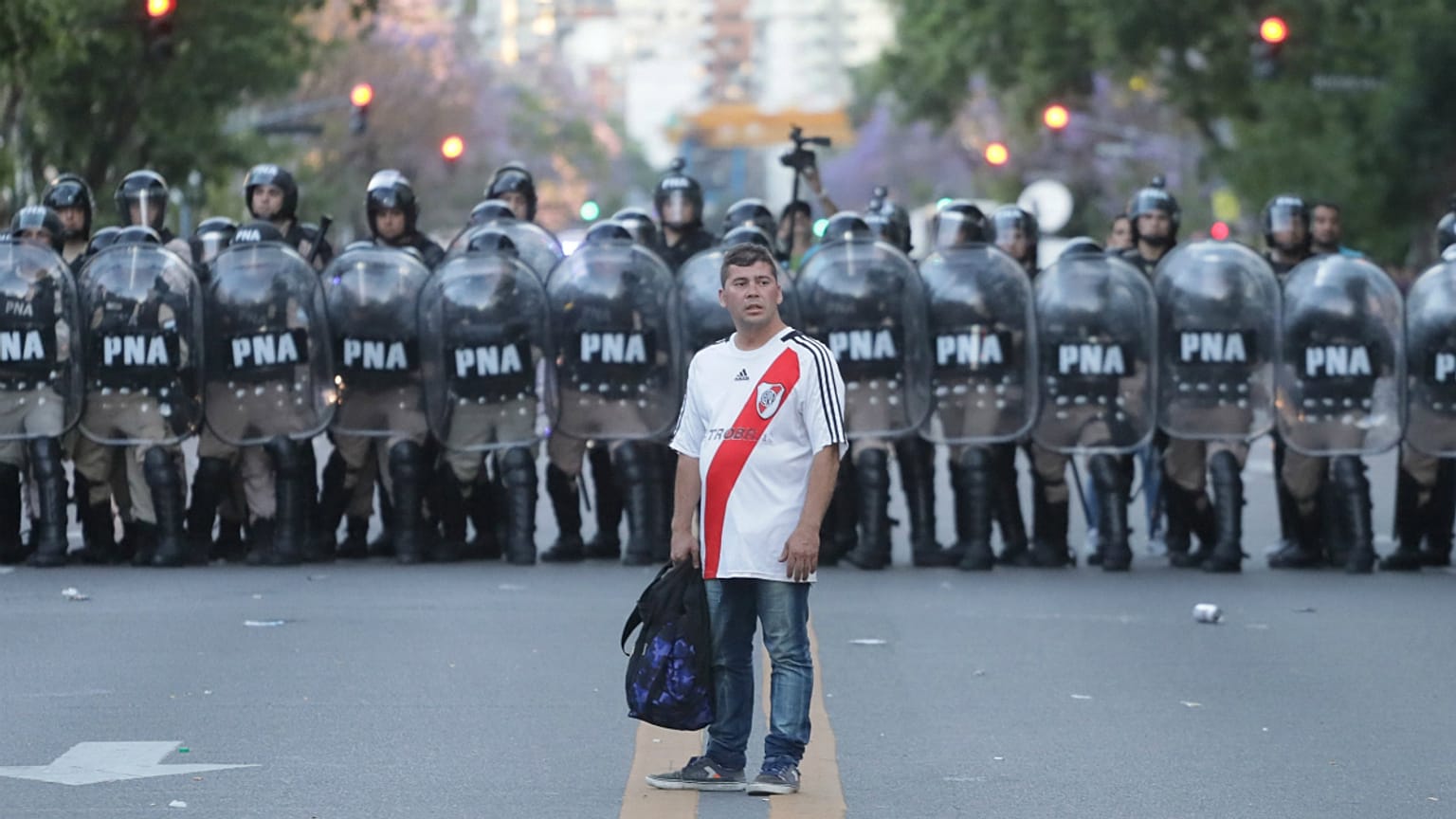 Adepto do River Plate diante de um cordão da polícia argentina
