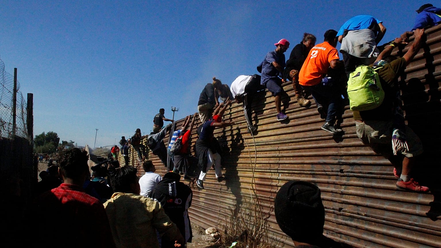 Asalto desesperado al muro con Estados Unidos